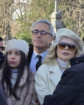Loredana Groza, intens criticată de internauți după ce s-a îmbrăcat în alb la înmormântarea tatălui ei. Fratele său a purtat costum negru și cămașă albă
