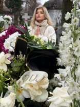 Loredana Groza, intens criticată de internauți după ce s-a îmbrăcat în alb la înmormântarea tatălui ei, care s-a stins după trei luni de spitalizare