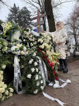 Loredana Groza, intens criticată de internauți după ce s-a îmbrăcat în alb la înmormântarea tatălui ei, decedat la 88 de ani