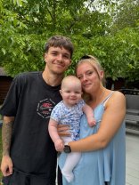 Stephen, un tânăr de 23 de ani, a murit chiar de Crăciun, după ce și-a văzut ultima dată fetița. Și-a luat rămas bun de la ea în Ajun. A aflat că are cancer în vara lui 2023