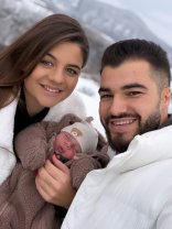 Primele imagini cu bebelușul lui Iancu Sterp. Ce nume poartă cel mai mic nepot al Mamei Geta. Cei doi părinți au arătat chipul micuțului în online