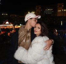 Ileana Lazariuc, cele mai emoționante imagini alături de băieții ei. Sunt bărbați în toată firea deja, dar tot au gesturi tandre cu mama lor. Nicholas a sărutat-o pe frunte în timp ce făceau poze