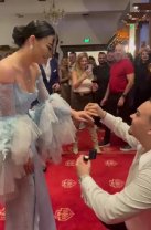 Fiul lui Adrian Minune se pregătește de nuntă. S-a logodit cu aleasa lui chiar în noaptea dintre ani, la petrecerea de Revelion