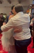 Fiul lui Adrian Minune se pregătește de nuntă. S-a logodit cu aleasa lui chiar în noaptea dintre ani. A cerut-o în căsătorie pe Ariana