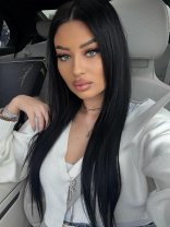 Fiul lui Adrian Minune se pregătește de nuntă. S-a logodit cu aleasa lui chiar în noaptea dintre ani. Tânăra deține un magazin cu rochii de închiriat