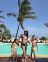 Georgiana Lobonț a ajuns ținta comentariilor jignitoare după ce s-a postat în costum de baie, în vacanță. "Parcă ești un copil subnutrit din Africa". Imaginile cu ea au generat o avalanșă de jigniri
