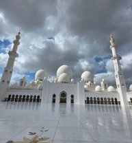 Valeriu Gheorghiță, prima vacanță în formulă completă, cu Monica Bîrlădeanu și copiii. Au petrecut prima zi din 2026 într-un safari de pe insula Sir Bani Yas