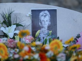 Imagini cutremurător de dureroase de la înmormântarea actriței Brigitte Bardot. A fost condusă pe ultimul drum în aplauzele a mii de oameni care i-au adus un ultim omagiu