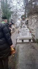 Cum au fost împodobite mormintele lui Ion Dolănescu, Ion Dichiseanu, Dem Rădulescu, Amza Pellea, Ionela Prodan, Ioana Radu și Laura Stoica de Sfântul Ion. Nu au fost uitați nici în zi sfântă. Mormântul lui Ion Dichiseanu a fost și el stropit cu aghiasmă
