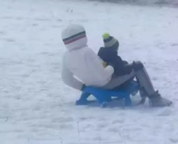 Ștefan Bănică, imagini rare cu fiul cel mic în vacanță. „Tati, hai că poți”. Cântărețul a arătat o latură sensibilă