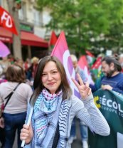 Fiica Elenei Lasconi s-a înscris în Partidul Socialist Român. La începutul anului a protestat în Piața Universității împotriva președintelui Trump. Nu este prima oară când a participat la un protest