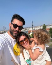 Josephine, fiica Ginei Pistol și a lui Smiley, a devenit vedetă pe internet. Tatăl ei a postat primul video cu vocea ei. Vedetele vor să o protejeze de presiunea din online