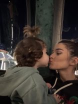 Imagini adorabile cu fiul lui Theo Rose în vacanță. Sasha are o nouă tunsoare, după ce o perioadă a avut părul lung