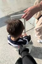 Imagini adorabile cu fiul lui Theo Rose în vacanță. Sasha are o nouă tunsoare. Cântăreața a publicat un videoclip realizat în prima zi din vacanță