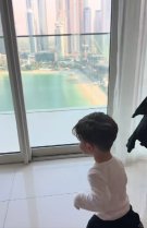 Imagini adorabile cu fiul lui Theo Rose în vacanță. Sasha are o nouă tunsoare. Din clip reiese că este vorbăreț și curios