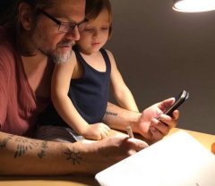 Ce mare a crescut fiul lui Florin Piersic Jr. Sașa a împlinit recent 10 ani, dar deja iubește camera și pare că le va călca pe urme tatălui și bunicului. Actorul a publicat un videoclip emoționant cu el
