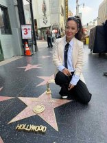 Vlăduța Lupău, pusă la zid de fani după ce s-a pozat pe Walk of Fame cu o stea cu numele ei. "Ce jenant". A cântat versuri improvizate printre stelele cu numele celebrităților de la Hollywood