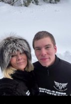 Romanița Iovan cinstește an de an memoria fostului soț, pilotul Adrian Iovan. Creatoarea de modă a urcat din nou în Munții Apuseni alături de fiul ei în vârstă de 19 ani