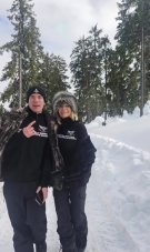 Romanița Iovan cinstește an de an memoria fostului soț, pilotul Adrian Iovan. Creatoarea de modă a urcat din nou în Munții Apuseni alături de fiul ei Albert Iovan