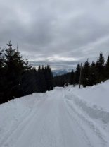 Romanița Iovan cinstește an de an memoria fostului soț, pilotul Adrian Iovan. Creatoarea de modă a urcat din nou în Munții Apuseni alături de fiul ei. Tatăl băiatului era într-o cursă umanitară