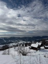 Romanița Iovan cinstește an de an memoria fostului soț, pilotul Adrian Iovan. Creatoarea de modă a urcat din nou în Munții Apuseni alături de fiul ei. A fost căsătorită cu regretatul soț între 2003 și 2008