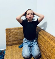 Sașa Piersic, invitatul de onoare al maestrului Florin Piersic pe scena de la Teatrul Național. Nepotul și bunicul au fost aplaudați la scenă deschisă. A stat drept în fața publicului lângă bunicul său