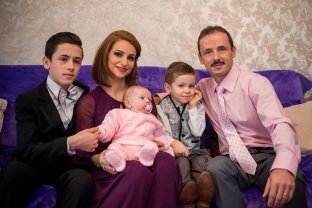 Soția lui Marius Urzică, mărturisiri dureroase despre boala nemiloasă de care suferă fiica lor. "Îi scoatem aparatele, ea nu mai aude absolut nimic". Fostul campion are trei copii