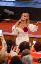 Simona Florescu, fosta doamnă Dichiseanu, îi pune la punct elegant pe răutăcioșii din online. "Invidia nu apare din senin, ci din comparații, nemulțumiri". Artista are 58 de ani