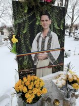 Cum arată mormântul lui Aurelian Preda, la aproape 10 ani de la moartea sa. Anamaria Rosa Preda i-a dus trandafiri galbeni în ziua în care ar fi împlinit 56 de ani