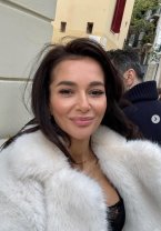 Ruxandra Luca, răsfățată peste măsură de iubitul misterios? Cum s-ar fi dat de gol că există un bărbat în viața ei până să fie surprinsă cu el în benzinărie. Un bărbat misterios apărea de multă vreme în fotografiile ei