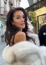Ruxandra Luca, răsfățată peste măsură de iubitul misterios? Cum s-ar fi dat de gol că există un bărbat în viața ei până să fie surprinsă cu el în benzinărie. A lăsat să se înțeleagă că nu e singură