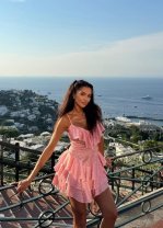 Ruxandra Luca, răsfățată peste măsură de iubitul misterios? Cum s-ar fi dat de gol că există un bărbat în viața ei până să fie surprinsă cu el în benzinărie. Acesta ar fi un chirurg căsătorit
