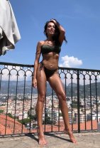 Ruxandra Luca, răsfățată peste măsură de iubitul misterios? Cum s-ar fi dat de gol că există un bărbat în viața ei până să fie surprinsă cu el în benzinărie. Femeia are trei copii din fosta căsnicie