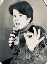 Îl recunoști pe băiețelul din imagine? Astăzi este unul dintre cei mai iubiți artiști ai României. La trei ani știa toate cântecele de muzică ușoară românească