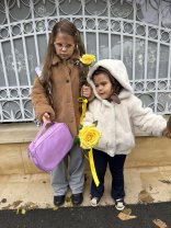Codin Maticiuc este absolut topit după fetițele lui. Ce gest simplu, dar cu un puternic mesaj, face pentru ele foarte des. "O să vă fie greu, băieții mei". Smaranda și Ilinca sunt luate de la școală cu flori