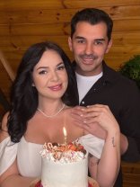 Deea Maxer a fost cerută în căsătorie. Copiii ei și ai lui Dinu Maxer au fost martorii momentului emoționant. Și fiicele bărbatului au participat la surpriză
