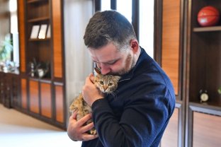 Ciprian Ciucu, primarul general al Capitalei, își împarte biroul cu o pisică. Dana Budeanu a reacționat dur la aflarea acestui detaliu. Oamenii au fost impresionați de gestul lui