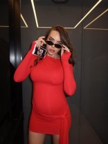 Iustina de la „Insula Iubirii” este însărcinată pentru a doua oară. A dat vestea cea mare în vacanța din Dubai, unde s-a fotografiat într-o rochie roșie