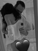 Christina Ich, imagini interzise minorilor pe internet. A pozat aproape complet dezbrăcată alături de iubitul ei, Daniel Niculae