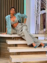 Ramona Olaru iubește din nou. S-a afișat în brațele unui bărbat misterios, care o răsfață cu trandafiri și clătite. A declarat recent că nu-și dorește un bărbat sărac