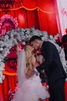 Andreea Bălan a îmbrăcat din nou rochia albă de mireasă. Imaginile momentului cu ea și Victor Cornea, într-un moment absolut emoționant. A purtat pe scenă o rochie albă, scurtă, cu trenă