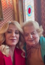 Mama e tot mama, indiferent de vârstă! Nadia Comăneci zboară an de an de la zeci de km distanță pentru a petrece ziua de 8 Martie alături de mama ei. Femeia a dus-o pentru prima oară într-o sală de gimnastică