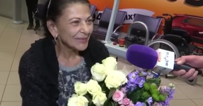 Elena Cârstea a venit în vizită în România. Artista a apărut la aeroport în scaun cu rotile. A fost filmată pe aeroport