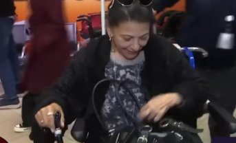Elena Cârstea a venit în vizită în România. Artista a apărut la aeroport în scaun cu rotile. Se teme să nu-și piardă echilibrul