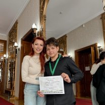 Fiul Elenei Gheorghe i-a cucerit pe fanii mamei sale. Nicholas are 14 ani și cântă impecabil la pian. A obținut premiul de excelență la un concurs