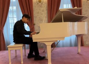Fiul Elenei Gheorghe i-a cucerit pe fanii mamei sale. Nicholas are 14 ani și cântă impecabil la pian. Talentul muzical este moștenire de familie
