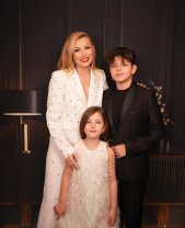 Fiul Elenei Gheorghe i-a cucerit pe fanii mamei sale. Nicholas are 14 ani și cântă impecabil la pian. Urmăritorii ei din online l-au complimentat pe adolescent