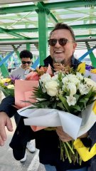 „Gata! Au venit! Suntem împreună”, soția și copiii lui Horia Brenciu au revenit în România, după ce au rămas blocați în Malaezia. Artistul a publicat imagini surprinse în timpul revederii