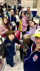 „Gata! Au venit! Suntem împreună”, soția și copiii lui Horia Brenciu au revenit în România, după ce au rămas blocați în Malaezia. Cântărețul s-a întors mai devreme în țară pentru a-și susține concertele