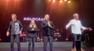 Moment extrem de emoționant la concertul trupei Holograf. Fiul regretatului Mugurel Vrabete a urcat pe scenă la Sala Palatului